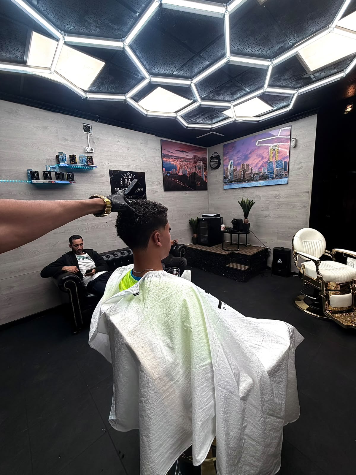 Corte en Black Crown Barbershop
